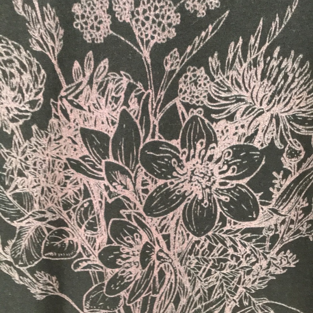 NWOT Black graphic tee Sz Medium cotton dark garden floral bouquet graphic Tee. - Picture 5 of 9